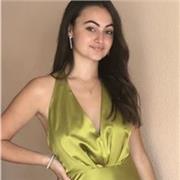 Profesora de idiomas imparte clases a niños de todas las edades